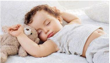 睡眠有助於孩子的生長發育，在夜間成長